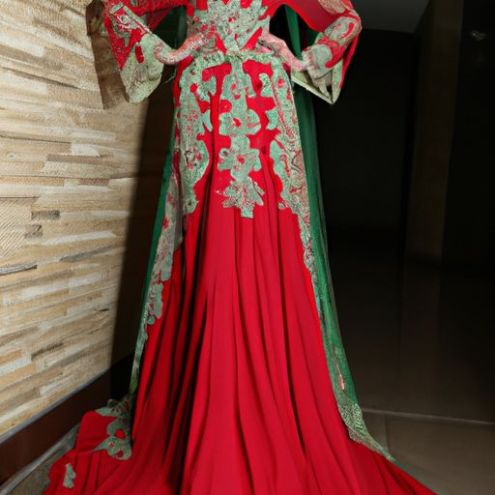 สีแดงตะวันออกกลางดูไบปักชุดเจ้าสาวงานแต่งงานผมอูฐทองลูกไม้อย่างเป็นทางการ EID งานแต่งงานชุดยาวปักโมเสคผมอูฐสีเขียว